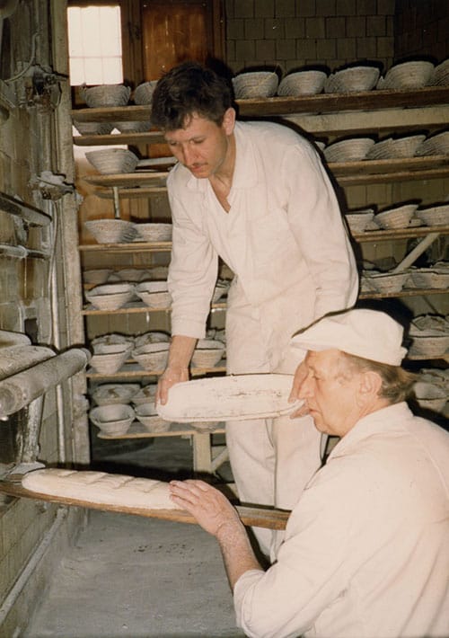 Piekarze przy pracy w rodzinnej piekarni / Bakers at work in the family bakery