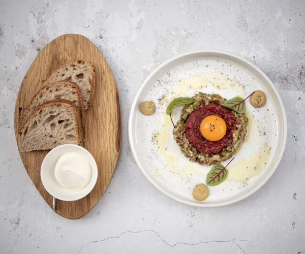 Tatar wołowy z dodatkami w Restauracji Młodnik