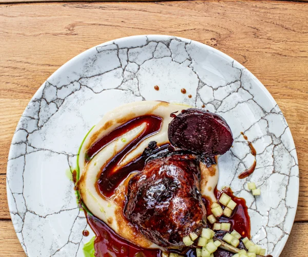 Danie główne z mięsem i warzywami w Restauracji Młodnik