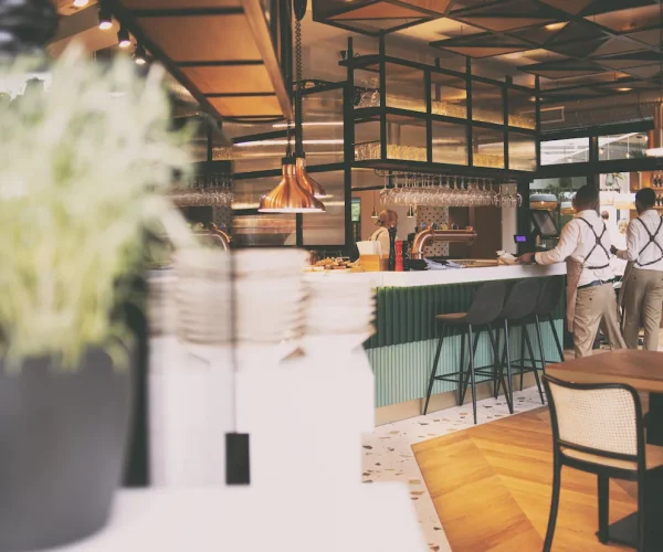 Obsługa przy barze Restauracji Młodnik w Katowicach