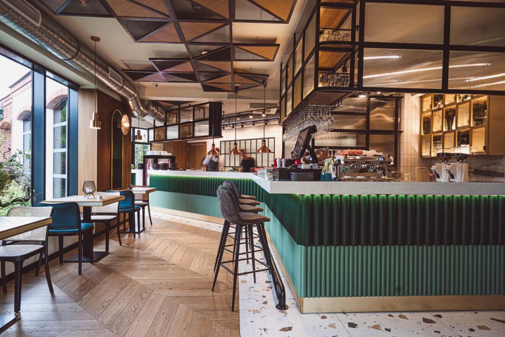 Wnętrze i ogród Restauracji Młodnik