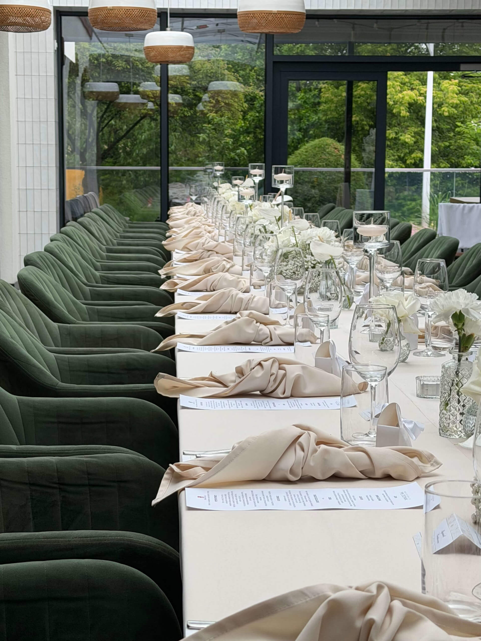 Sala z drzewkiem w Restauracji Młodnik
