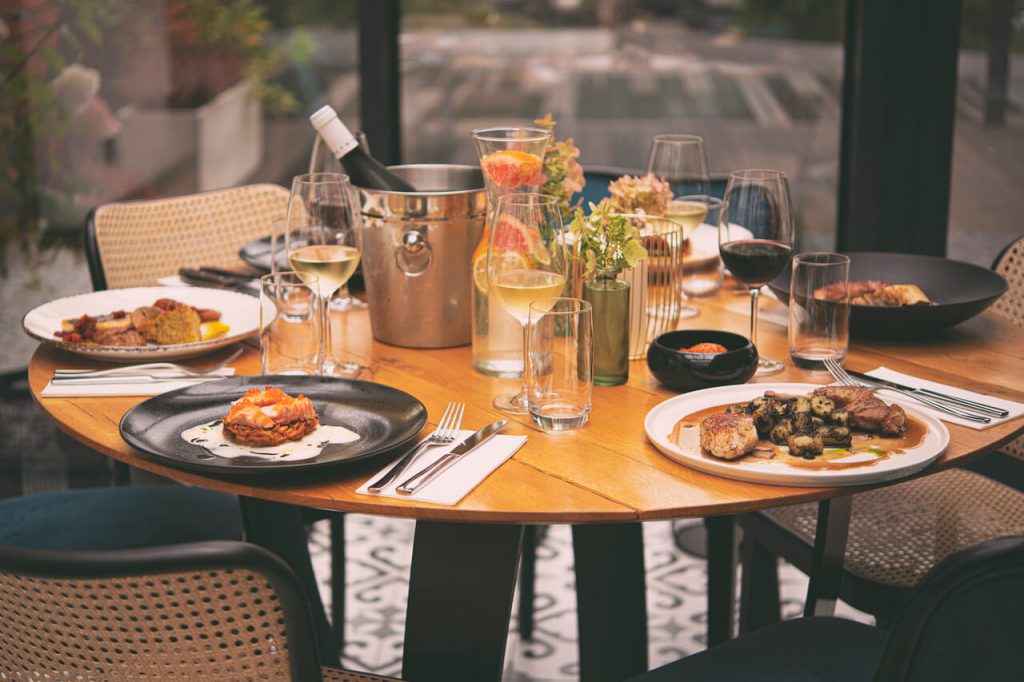 Stół z daniami i winem w Restauracji Młodnik
